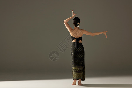 少数民族傣族女性舞蹈背影图片