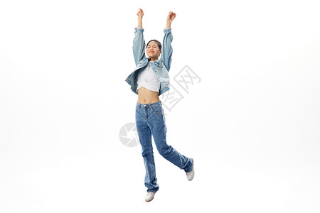 举高双手跳跃的活力女性图片