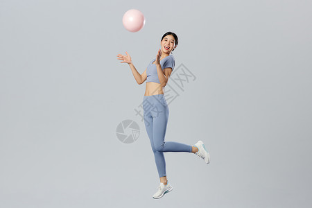 创意漂浮气球创意悬浮女性抛起瑜伽球背景