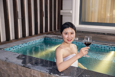 红酒洗澡青年女性泡温泉喝红酒背景