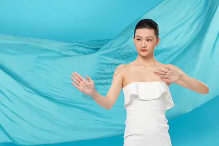 美容底图白色礼服女性操作虚拟屏幕背景