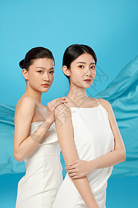 蓝色背景美容护肤双人女性图片