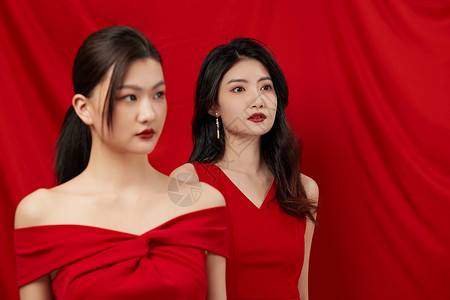 红色绸缎背景双人女性形象图片