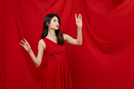 美容底图红色礼服的女性操作虚拟屏幕背景