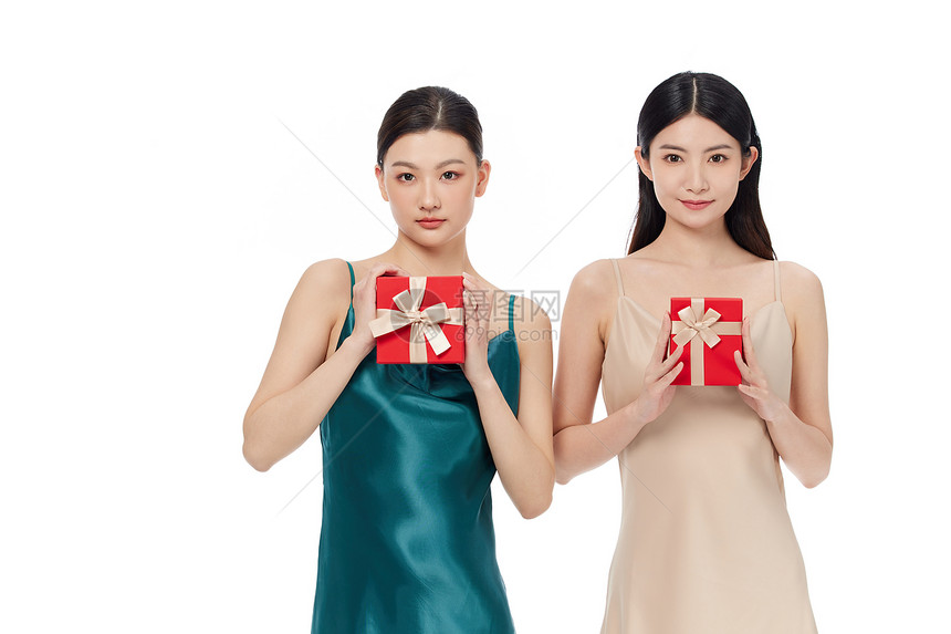 两位年轻女性手拿礼盒图片