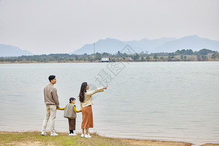 湖边游玩一家三口湖边散步背影背景