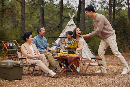 房车人家庭露营烧烤分享美食背景