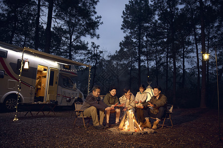 一家五口家庭夜晚户外露营背景图片