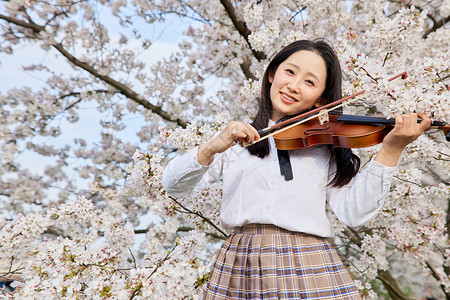 演奏小提琴的年轻少女图片