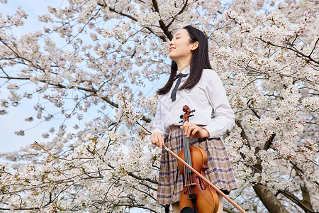 拉小提琴女生演奏小提琴的年轻少女背景