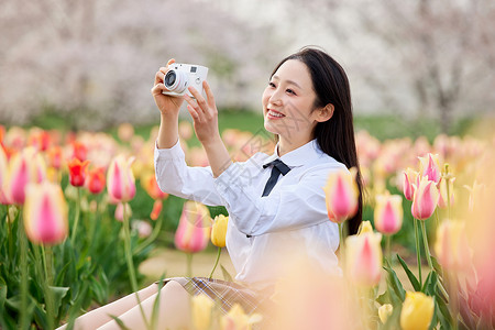 鲜花拍摄制服文艺少女欣赏拍摄郁金香背景