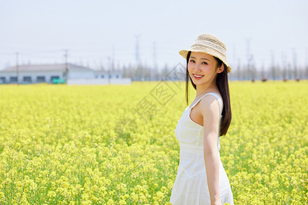 春日与女孩春日唯美站在油菜花田里的美女背景