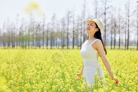 出游赏花户外赏花的年轻女性背景