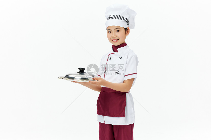 手捧菜品的小小厨师图片