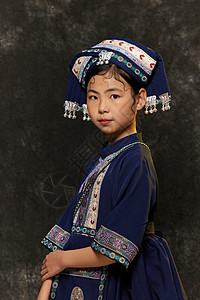 文艺小女孩身着少数民族壮族服装图片