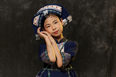 小女孩身穿少数民族壮族服装背景图片