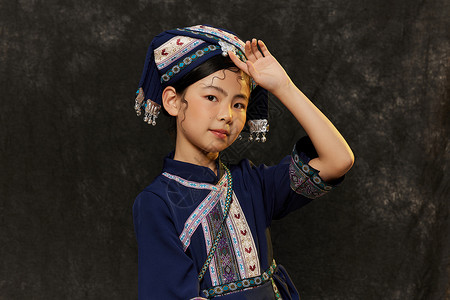 文艺小女孩身穿少数民族壮族服装图片