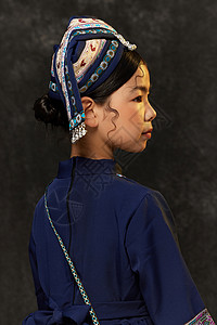 穿少数民族服装的小女孩侧脸高清图片