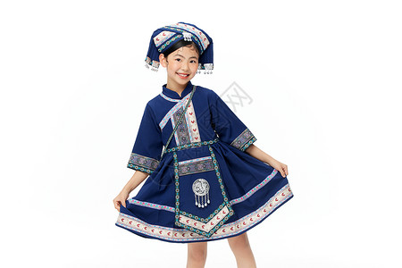 广西壮族少数民族壮族小女孩展示裙子背景