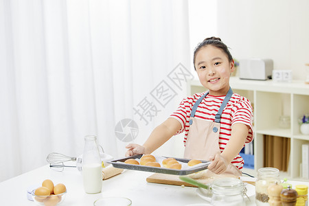 小女孩厨房手工制作面包高清图片