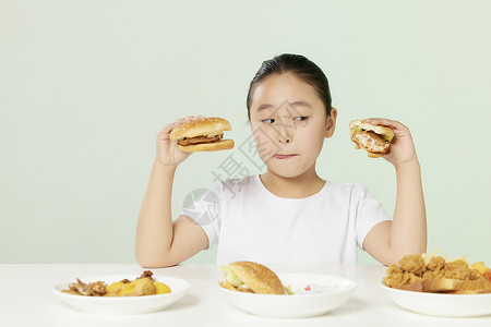 小女孩吃高热量食物背景图片