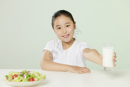 小女孩喝牛奶健康成长图片