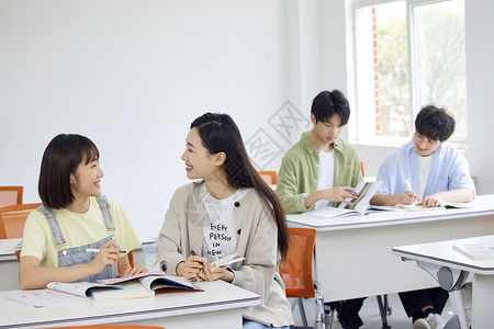 课堂里大学生学习讨论图片