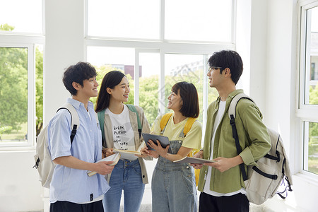 校园大学生学习讨论小组图片