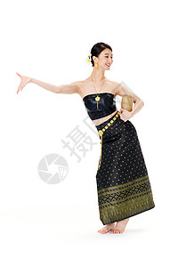 抱着陶罐跳舞的傣族美女图片
