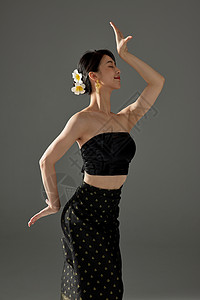 傣族女性舞蹈孔雀舞背景图片