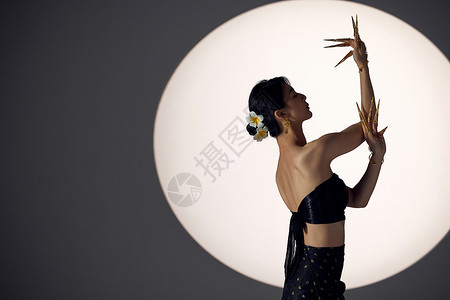 傣族女性舞蹈孔雀舞背景图片