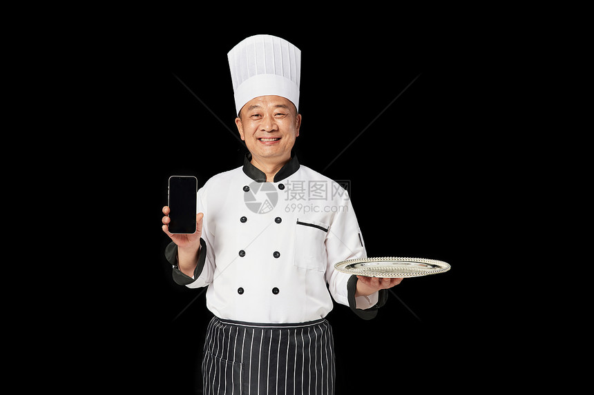 中年厨师拿着手机展示图片