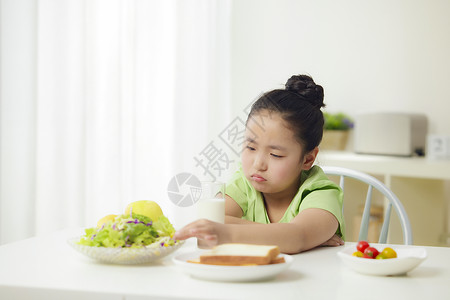 不吃早餐小女孩挑食不吃蔬菜背景