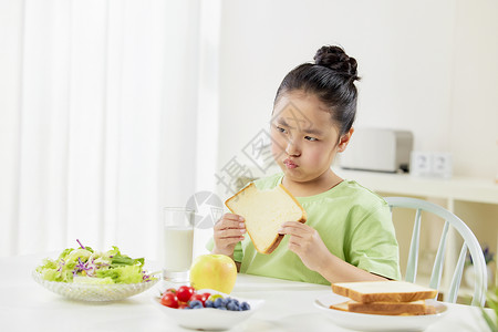 挑食的孩子微胖小女孩厌食背景