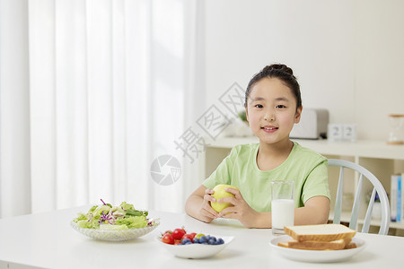 小女孩健康早餐饮食图片