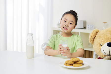 儿童健康成长喝牛奶图片
