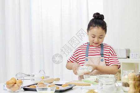小女孩居家学习烘焙高清图片
