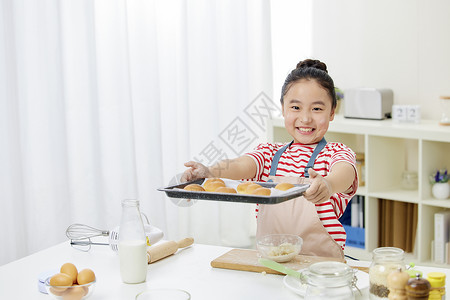 儿童diy手工小女孩端着面包展示背景