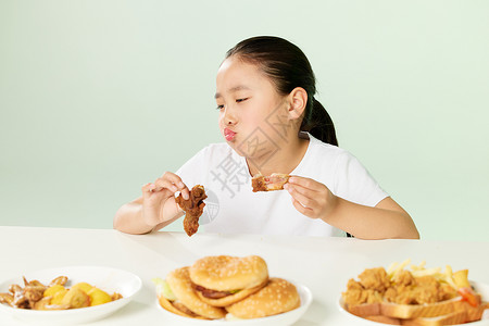 小女孩吃高热量食品背景图片