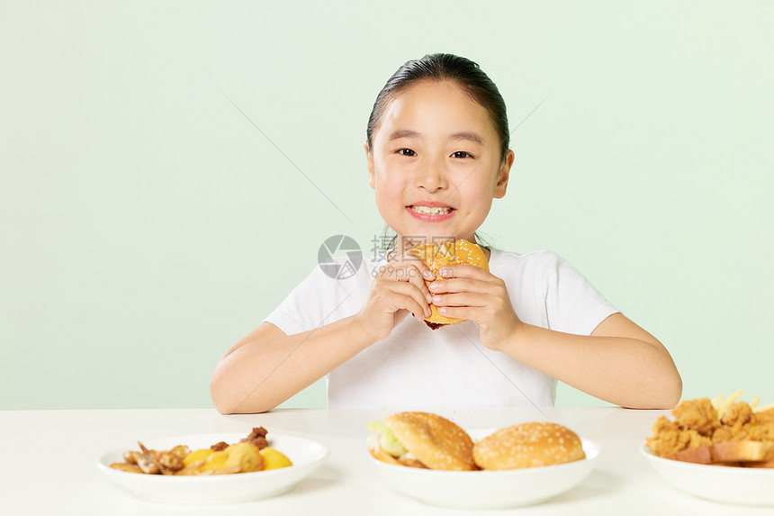 微胖小女孩吃汉堡图片