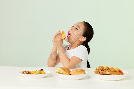 小女孩暴饮暴食吃汉堡背景图片