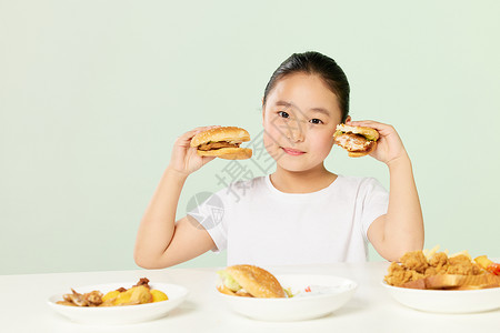 微胖小女孩吃高热量美食图片