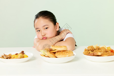 小女孩拒绝高热量食品背景图片