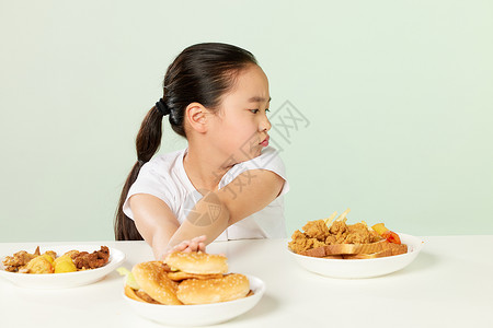 小女孩拒绝高热量食品背景图片