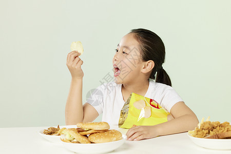 小女孩开心吃薯片背景