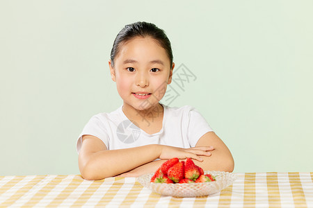小女孩和一盘草莓高清图片