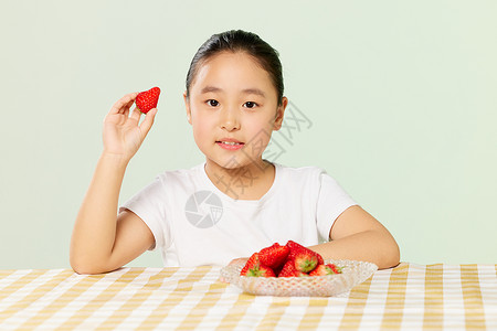 小女孩和草莓高清图片