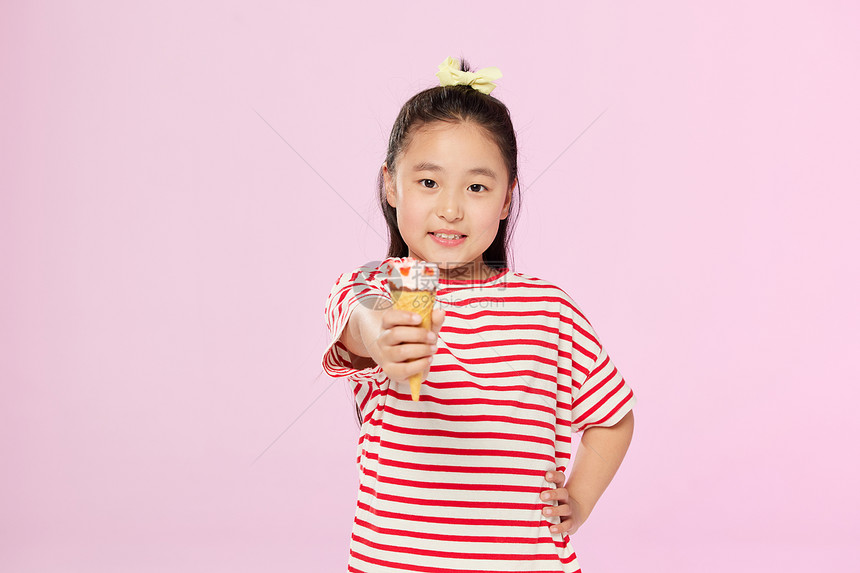 小女孩展示冰淇淋图片