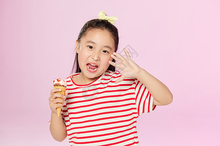 小女孩开心吃冰淇淋背景图片