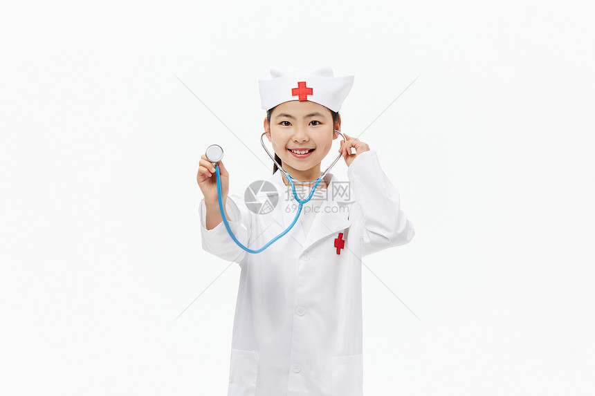 小小医护人员使用听诊器图片
